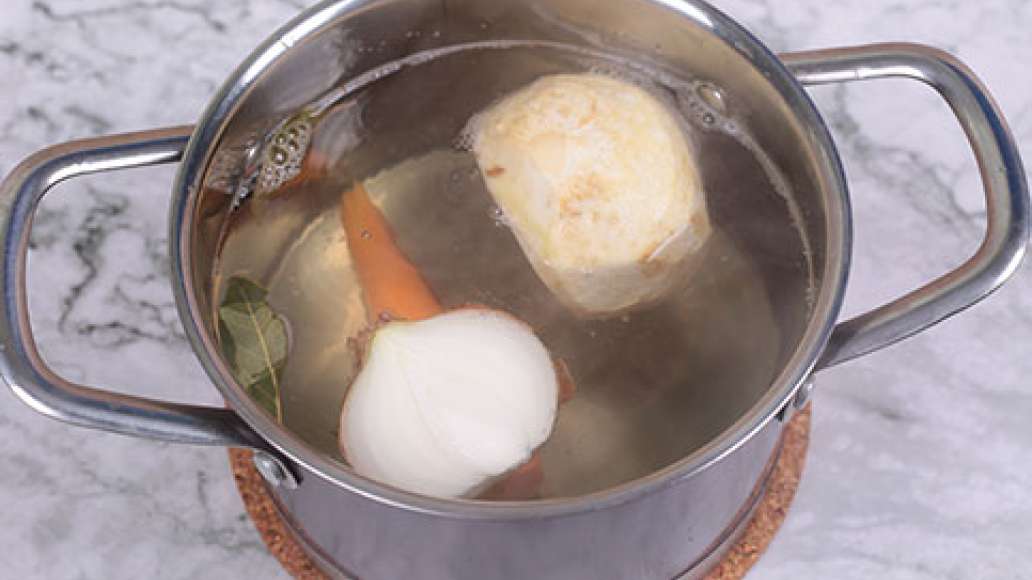 Поместите куриное мясо в кастрюлю, налейте воду, доведите до кипения и через 2-3 минуты слейте воду. Затем налейте питьевую воду, добавьте лавровый лист, половину лука с шелухой, половину очищенной моркови и очищенный корень сельдерея. Варите 40-50 минут Поместите куриное мясо в кастрюлю, налейте воду, доведите до кипения и через 2-3 минуты слейте воду. Затем налейте питьевую воду, добавьте лавровый лист, половину лука с шелухой, половину очищенной моркови и очищенный корень сельдерея. Варите 40-50 минут