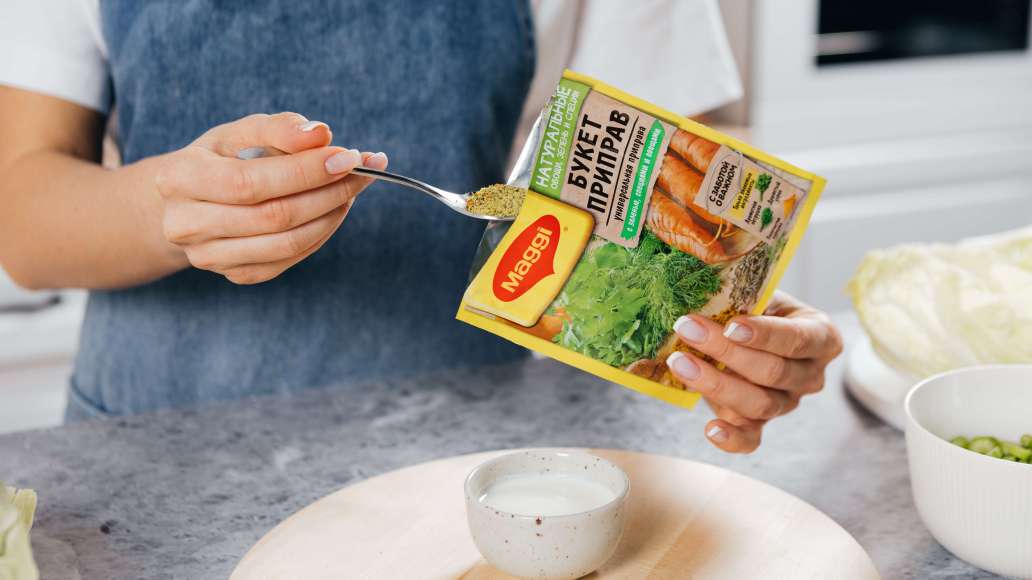 MAGGI® Приправа универсальная Букет приправ смешать с горячей водой, оставить на три минуты. Затем смешать с натуральным йогуртом.
