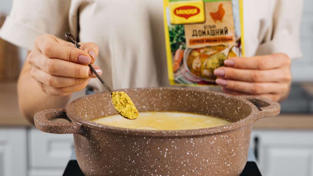 Добавить сливки и MAGGI® Бульон домашний с курицей. Довести до кипения и варить на самом слабом огне 5 минут. Снять суп с огня и пюрировать блендером.
