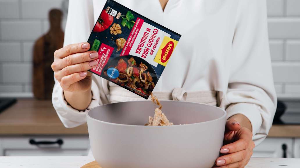 Добавить к фаршу сало, лук, MAGGI® Приправу для сочного мяса и шашлыка, молотую зиру и тщательно перемешать. Добавить к фаршу сало, лук, MAGGI® Приправу для сочного мяса и шашлыка, молотую зиру и тщательно перемешать.