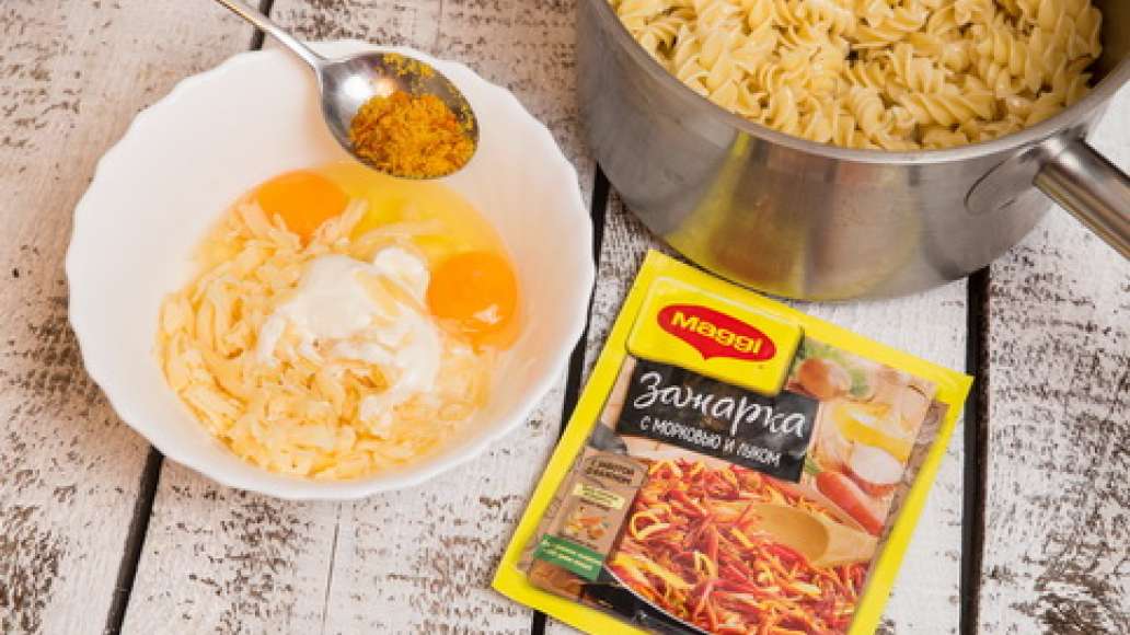 Соединить макароны с яйцами и сметаной, добавить MAGGI® Зажарка, базилик и перемешать. 