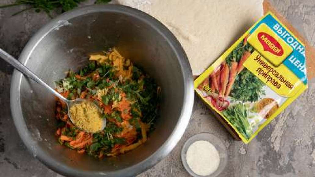 Соединить мясной фарш с тыквой, морковью и зеленью, добавить MAGGI® Универсальная Приправа и сыр и перемешать. Соединить мясной фарш с тыквой, морковью и зеленью, добавить MAGGI® Универсальная Приправа и сыр и перемешать.
