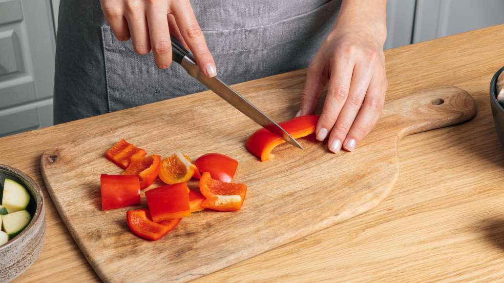 Цукини и перцы нарезать толстыми кусочками. Цукини и перцы нарезать толстыми кусочками.