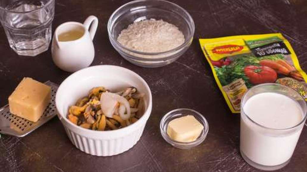 Разморозить и вымыть морепродукты. Кальмара нарезать и соединить с мидиями.