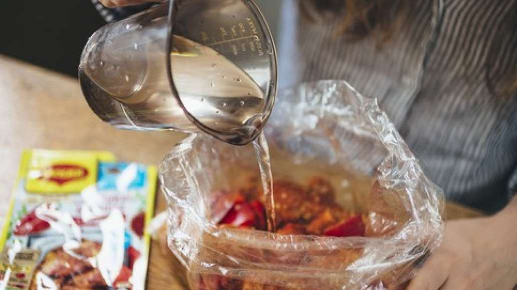Добавить смесь для приготовления курицы и влить воду.
