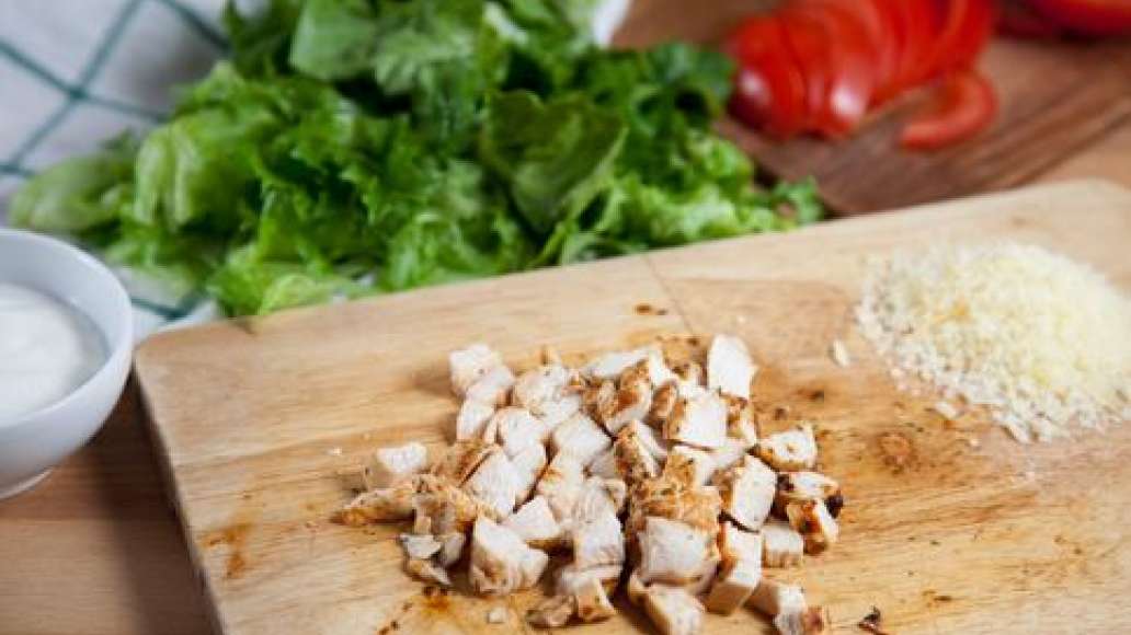 Готовую грудку нарезать небольшими кусочками.
