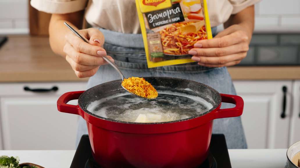 Добавить в кастрюлю MAGGI® Зажарка. Перемешать и готовить еще пять минут. В самом конце добавить филе рыбы. Подавать суп, украсив зеленью по вкусу. Добавить в кастрюлю MAGGI® Зажарка. Перемешать и готовить еще пять минут. В самом конце добавить филе рыбы. Подавать суп, украсив зеленью по вкусу.
