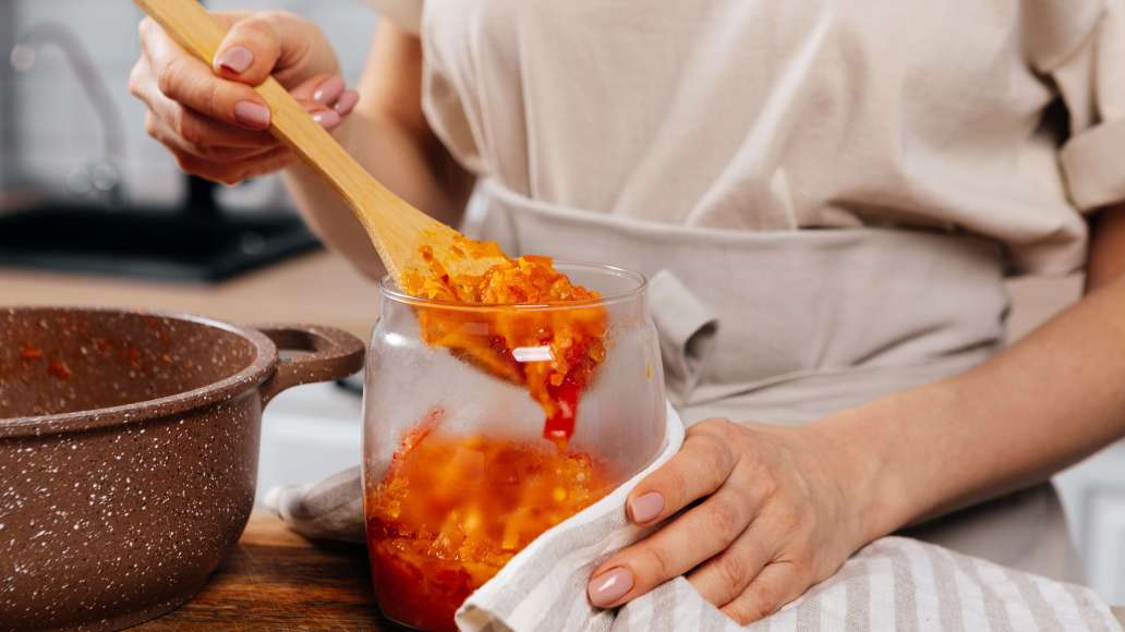 Попробовать лечо на вкус. При необходимости добавить дополнительное количество соли, сахара или уксуса и варить до готовности перца. Разлить по предварительно стерилизованным банкам и закрыть стерилизованными крышками. Перевернуть банки вверх дном и дать Попробовать лечо на вкус. При необходимости добавить дополнительное количество соли, сахара или уксуса и варить до готовности перца. Разлить по предварительно стерилизованным банкам и закрыть стерилизованными крышками. Перевернуть банки вверх дном и дать