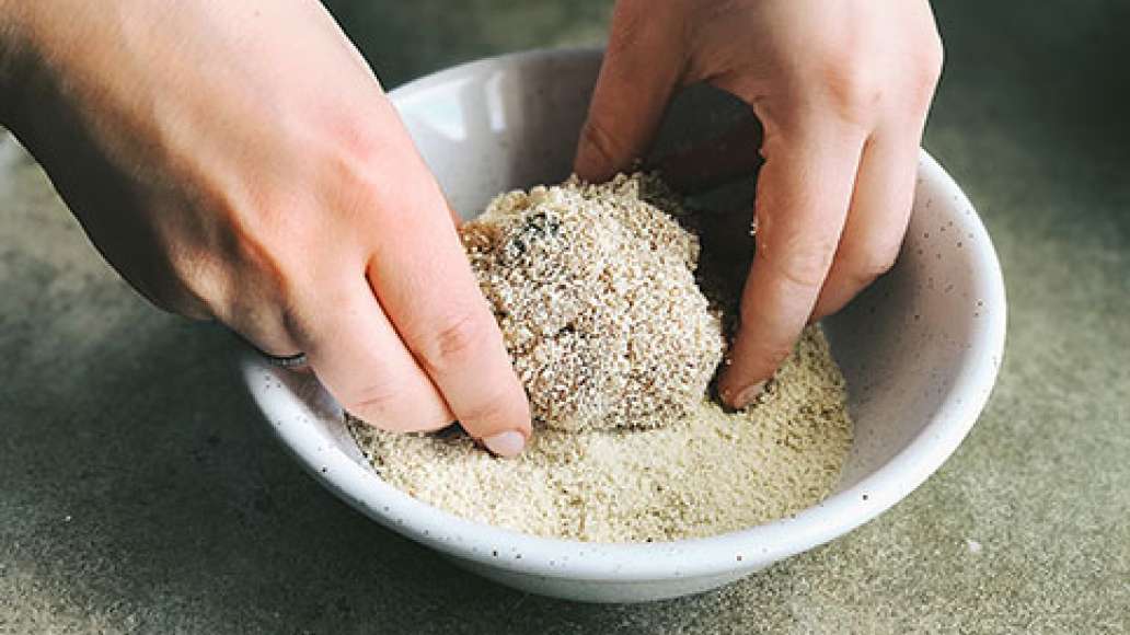 Замесить фарш на котлеты. Зачерпнуть мясную смесь столовой ложкой, сформировать круглую котлету и обвалять ее панировочными сухарями. Замесить фарш на котлеты. Зачерпнуть мясную смесь столовой ложкой, сформировать круглую котлету и обвалять ее панировочными сухарями.
