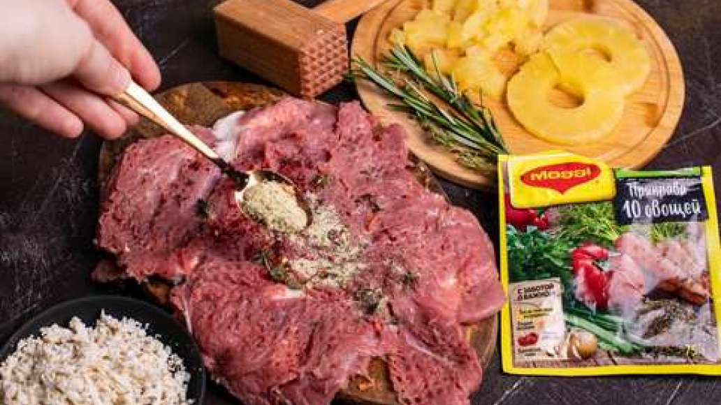 Отбить свинину в тонкий пласт и посыпать MAGGI® Приправа 10 овощей. Отделить от веток листочки тимьяна и розмарина.