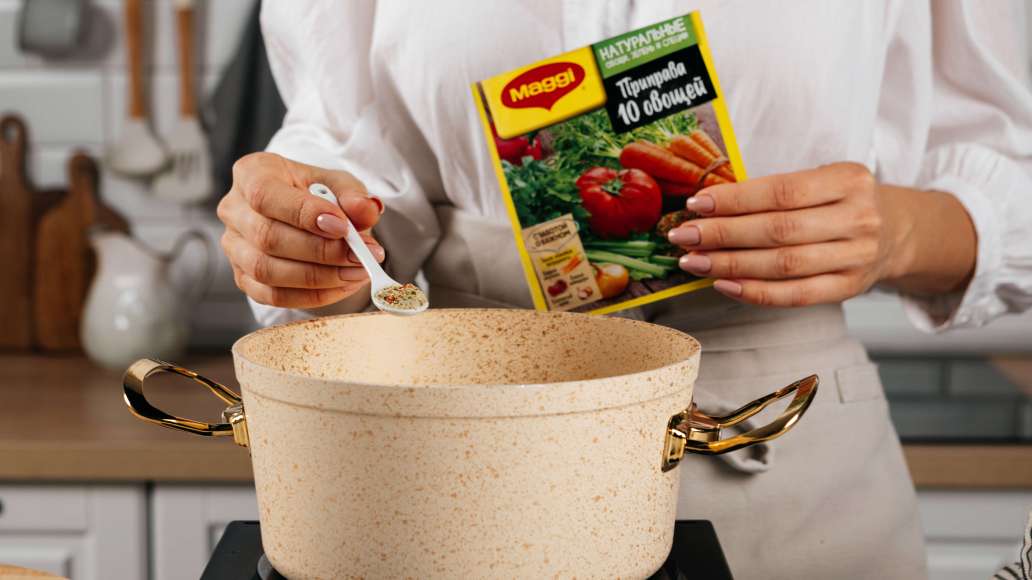 Добавить в суп MAGGI® Приправу 10 овощей. Готовить 3 минуты.