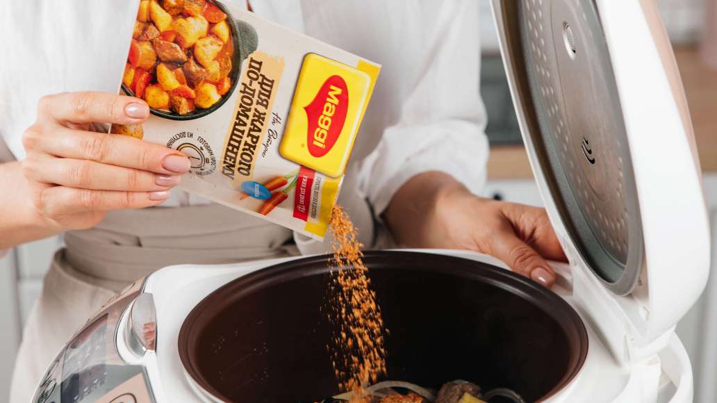 Добавить курагу, чернослив и MAGGI® На Второе для жаркого по-домашнему. Залить водой и готовить в режиме тушения 40 минут. Добавить курагу, чернослив и MAGGI® На Второе для жаркого по-домашнему. Залить водой и готовить в режиме тушения 40 минут.
