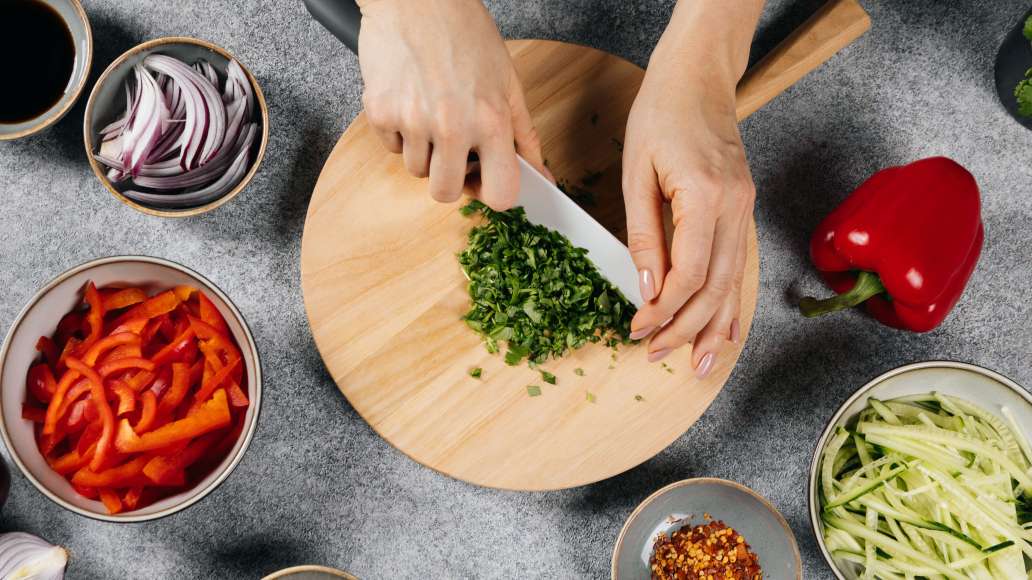 Перец нарезать тонкой соломкой, огурцы — брусочками, лук — тонкими полукольцами. Измельчить кинзу. Перец нарезать тонкой соломкой, огурцы — брусочками, лук — тонкими полукольцами. Измельчить кинзу.