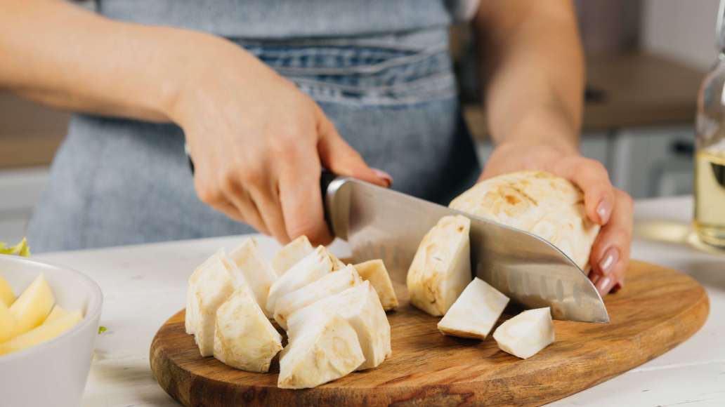 Очистить картофель и корень сельдерея. Нарезать кусочками среднего размера. Очистить картофель и корень сельдерея. Нарезать кусочками среднего размера.