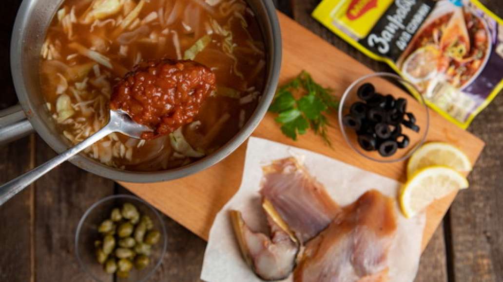 За пять минут до готовности добавить MAGGI® Заправка для солянки, нарезанную зелень, каперсы, маслины, рыбу. Довести до полной готовности, попробовать и довести до нужного вкуса. За пять минут до готовности добавить MAGGI® Заправка для солянки, нарезанную зелень, каперсы, маслины, рыбу. Довести до полной готовности, попробовать и довести до нужного вкуса.