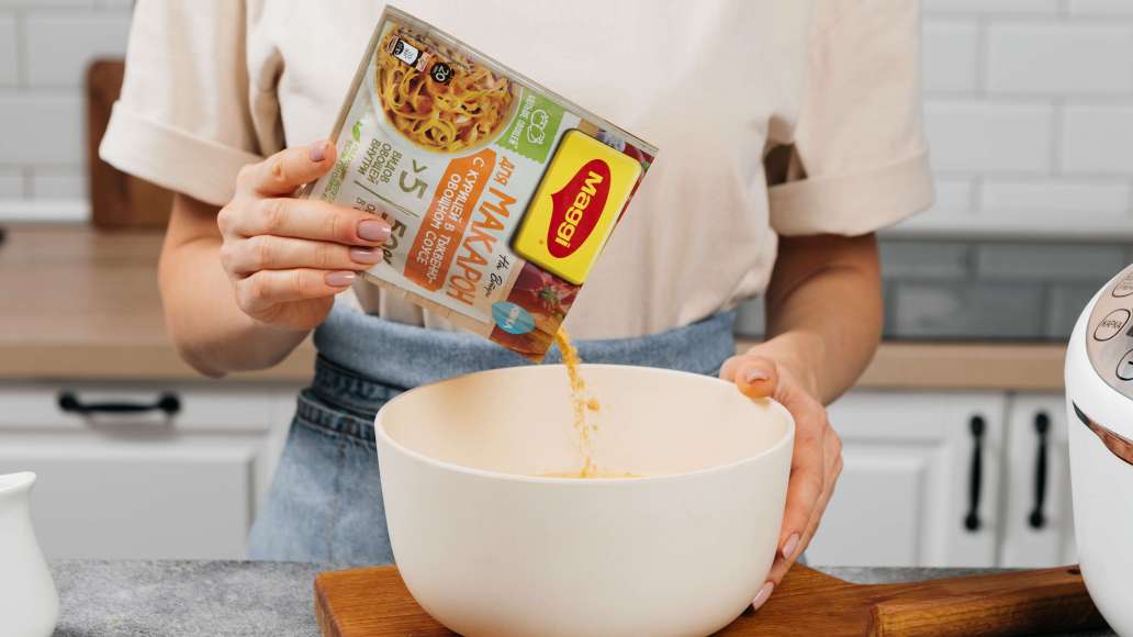 Смешать в емкости воду и сливки. Добавить MAGGI® На Второе для макарон с курицей в тыквенно-овощном соусе. Хорошо перемешать.