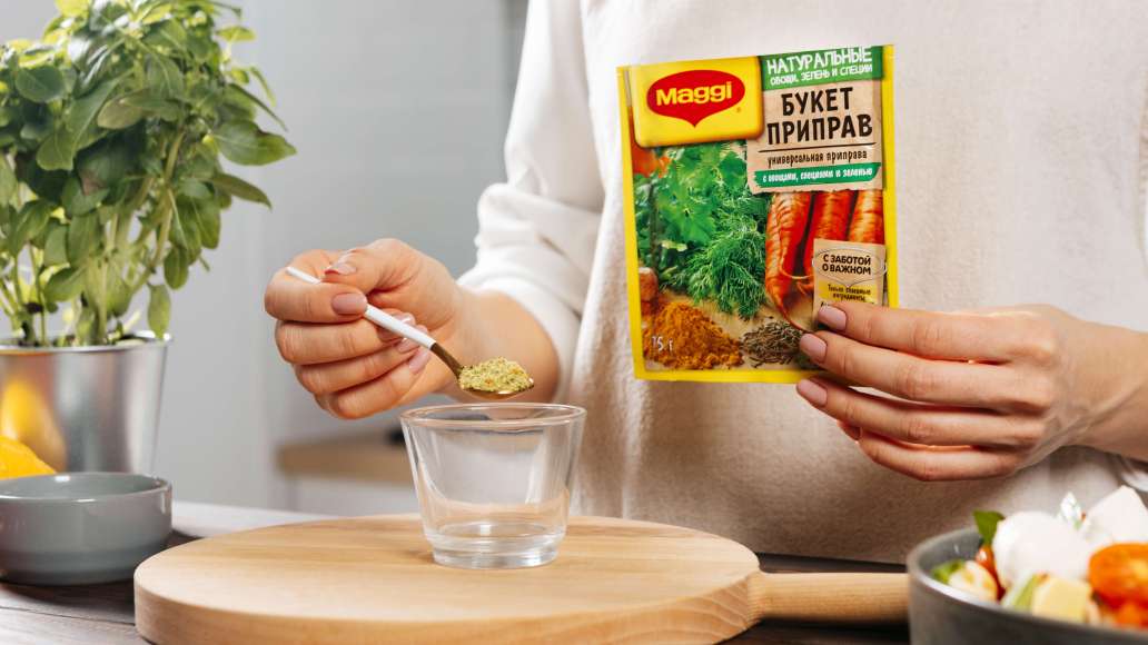 Для заправки в средней ёмкости смешать горячую воду с MAGGI® Приправа универсальная Букет приправ и оставить на три минуты. Для заправки в средней ёмкости смешать горячую воду с MAGGI® Приправа универсальная Букет приправ и оставить на три минуты.