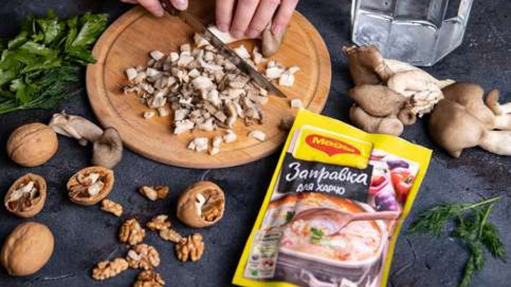 Вешенки нарезать небольшими кусочками. Вешенки нарезать небольшими кусочками.