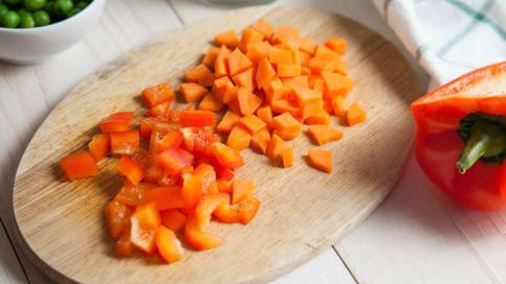 Нарезать кубиками морковь и сладкий перец.
