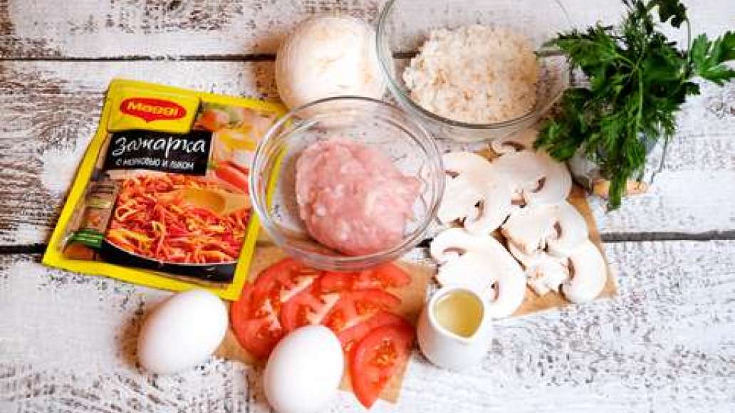 Укроп и петрушку мелко нарезать. Кукурузную крупу отварить. Стручок болгарского перца разрезать вдоль пополам, удалить семена, половинки нарезать кубиками.