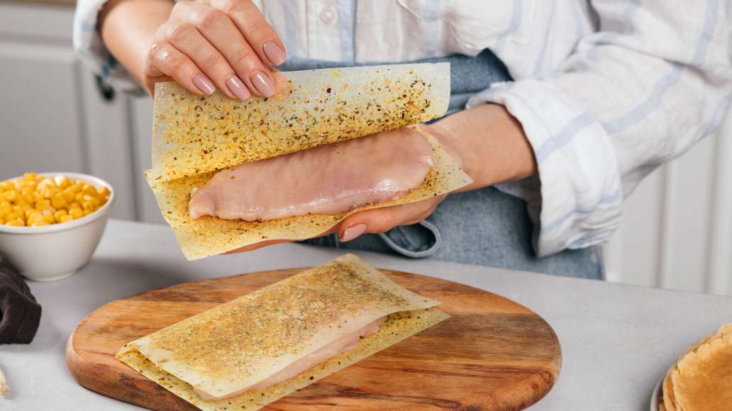 Филе курицы отбить до толщины 1,5-2 см. Уложить каждое на листы MAGGI® НА ВТОРОЕ для нежного филе куриной грудки с чесноком и травами и накрыть свободными половинками листов. Филе курицы отбить до толщины 1,5-2 см. Уложить каждое на листы MAGGI® НА ВТОРОЕ для нежного филе куриной грудки с чесноком и травами и накрыть свободными половинками листов.