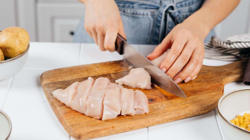 С куриной грудки удалить кожу. Тщательно вымыть, промокнуть бумажными полотенцами и поперечно разрезать грудку на 4-6 кусков.