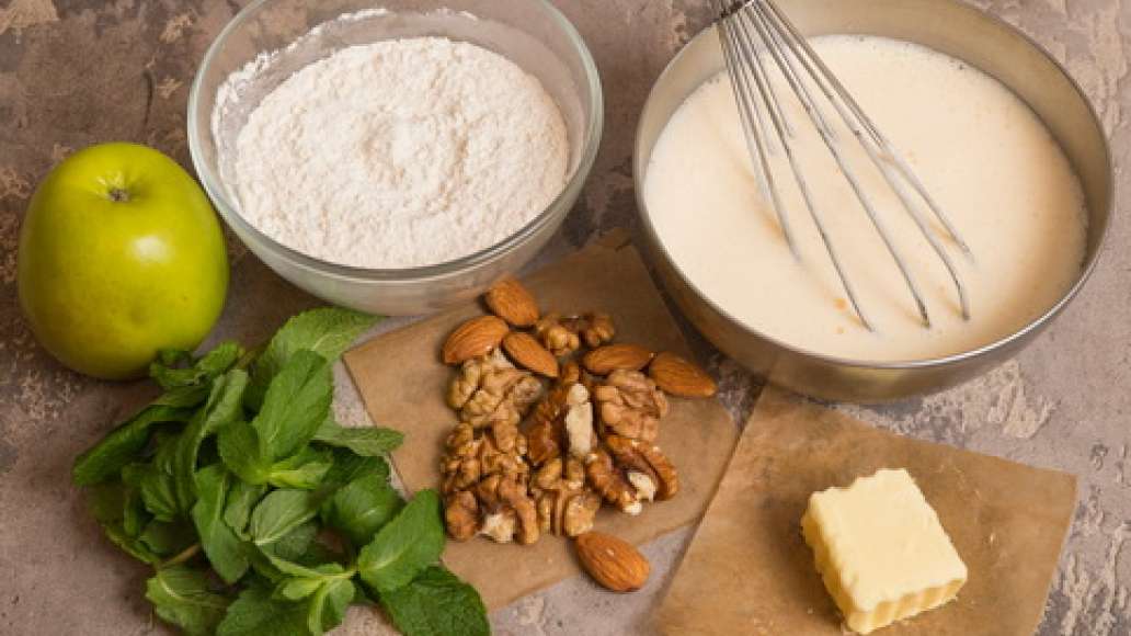 Соединить яйца с солью и сахаром и взбить миксером или ручной взбивалкой в пышную пену. Масса должна увеличиться в объеме в три раза и приобрести светлый кремовый цвет. 