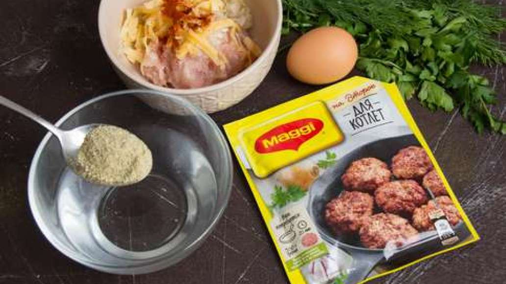 Содержимое пакетика MAGGI НА ВТОРОЕ для котлет высыпать в теплую воду, размешать и дать настояться. Смешать фарш, яйцо, тертый сыр, MAGGI НА ВТОРОЕ для котлет. Сформовать котлеты, запанировав  их в сухарях.