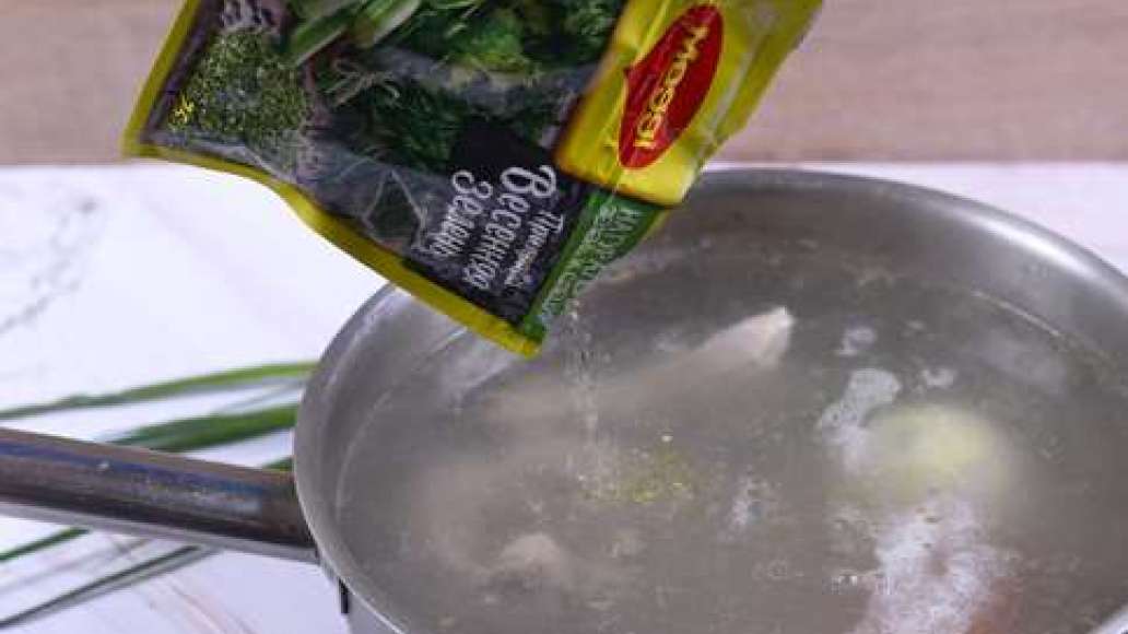 Добавьте соль, MAGGI® Приправа Весенняя зелень, измельченный чеснок и варите ещё 30-40 минут. Добавьте соль, MAGGI® Приправа Весенняя зелень, измельченный чеснок и варите ещё 30-40 минут.
