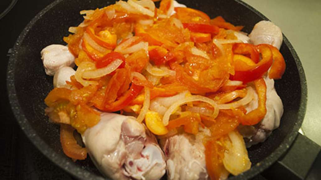 Овощи обжарить и добавить к курице.
