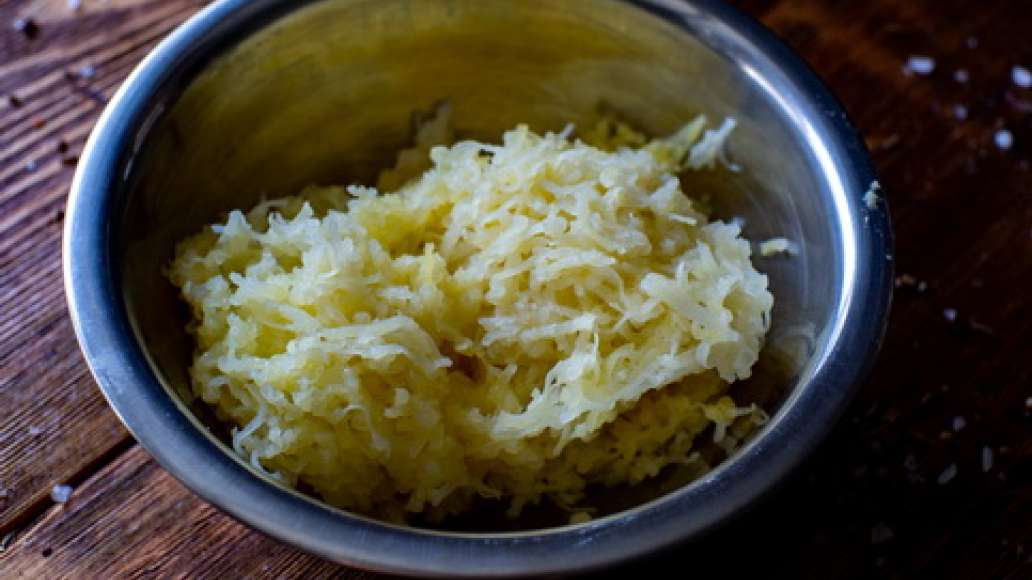Сваренный картофель очистите от кожуры и натрите на мелкой тёрке. Сваренный картофель очистите от кожуры и натрите на мелкой тёрке.