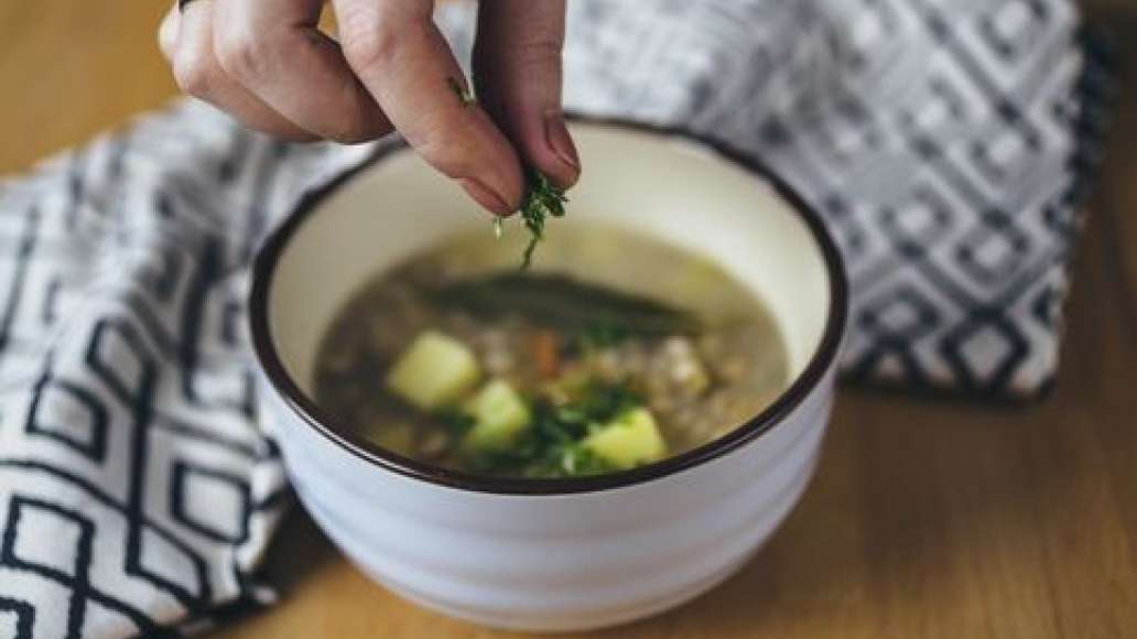 При подаче посыпать суп свежей зеленью. Вкусный постный рассольник с перловкой готов! Приятного аппетита!
При подаче посыпать суп свежей зеленью. Вкусный постный рассольник с перловкой готов! Приятного аппетита!