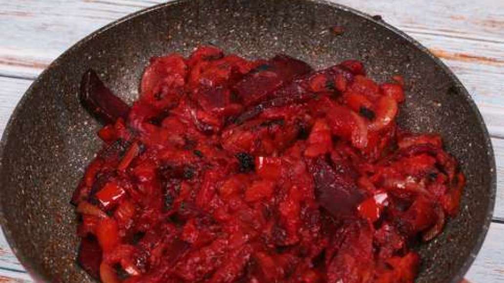 Подготовьте овощи: нарежьте лук полукольцами, натрите морковь на крупной терке, нарежьте свеклу соломкой и перец кубиками. Обжарьте лук на сковороде до мягкости, затем добавьте перец и обжаривайте 5 минут. Далее добавьте морковь, обжарьте 3 минуты и добав Подготовьте овощи: нарежьте лук полукольцами, натрите морковь на крупной терке, нарежьте свеклу соломкой и перец кубиками. Обжарьте лук на сковороде до мягкости, затем добавьте перец и обжаривайте 5 минут. Далее добавьте морковь, обжарьте 3 минуты и добав
