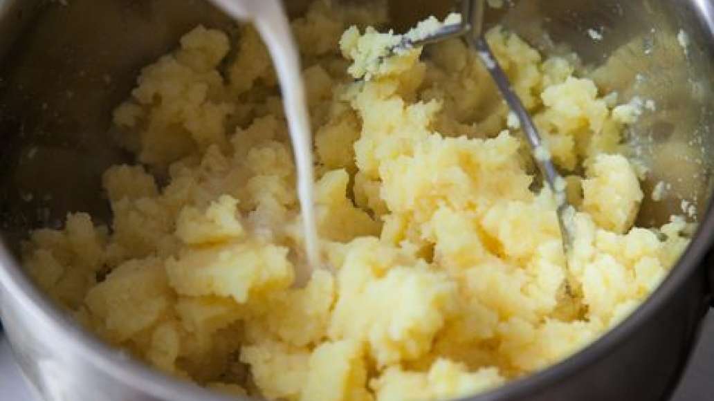 Пока запекается курица, приготовить гарнир: почистить и отварить картофель. Слить с готового картофеля воду и, добавив по вкусу молоко и сливочное масло, растолочь в пюре. Пока запекается курица, приготовить гарнир: почистить и отварить картофель. Слить с готового картофеля воду и, добавив по вкусу молоко и сливочное масло, растолочь в пюре.