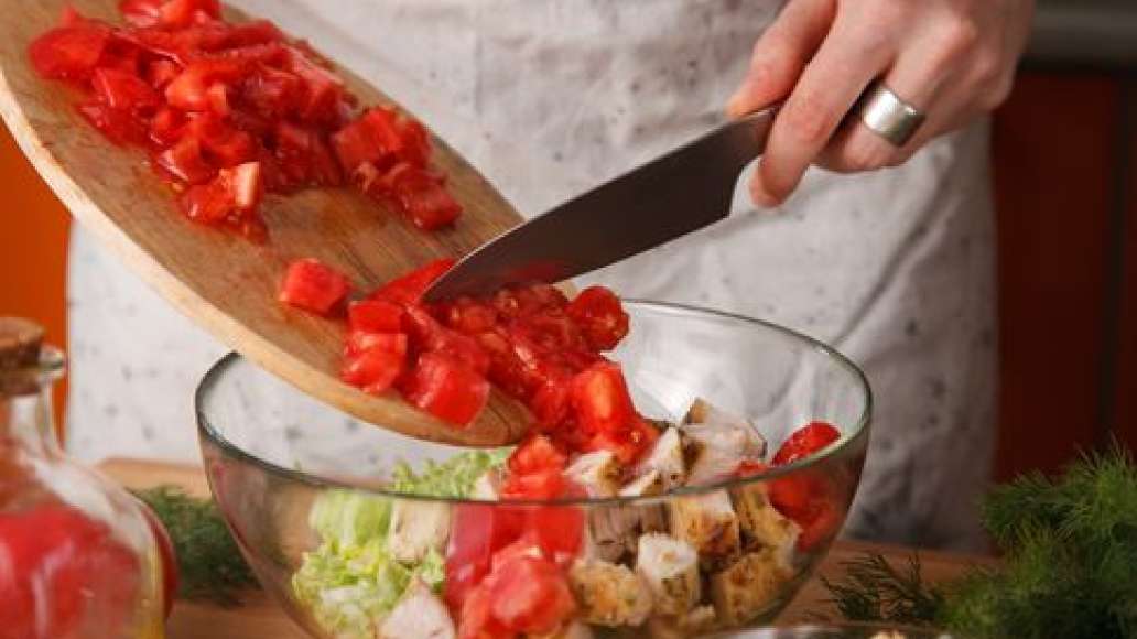 Выложить листья капусты в салатную миску, добавить нарезанное кусочками филе.
Добавить в миску нарезанные помидоры.
Перемешать. Выложить листья капусты в салатную миску, добавить нарезанное кусочками филе.
Добавить в миску нарезанные помидоры.
Перемешать.