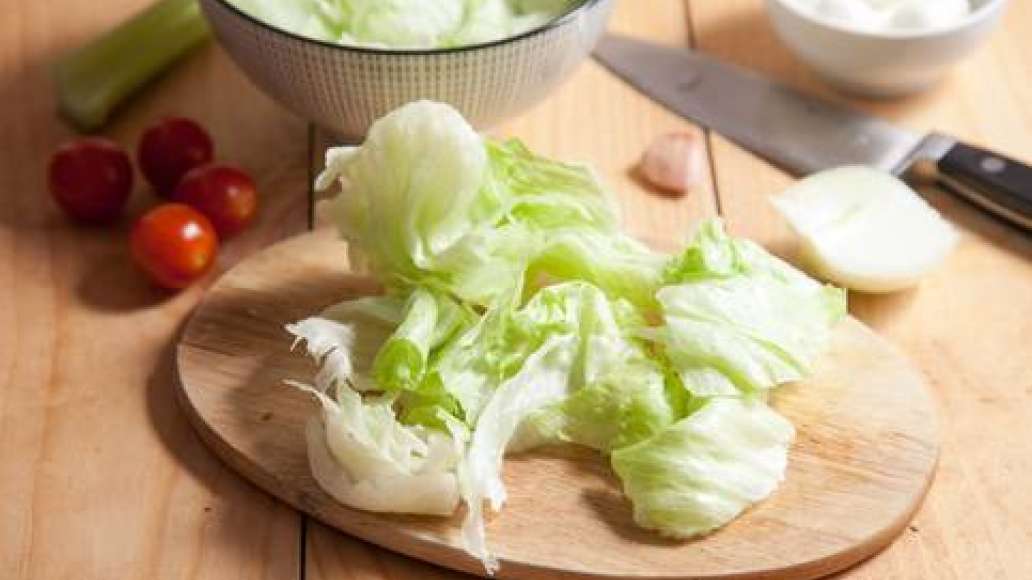 Овощи вымыть. Салат порвать руками на небольшие кусочки, выложить в салатник.