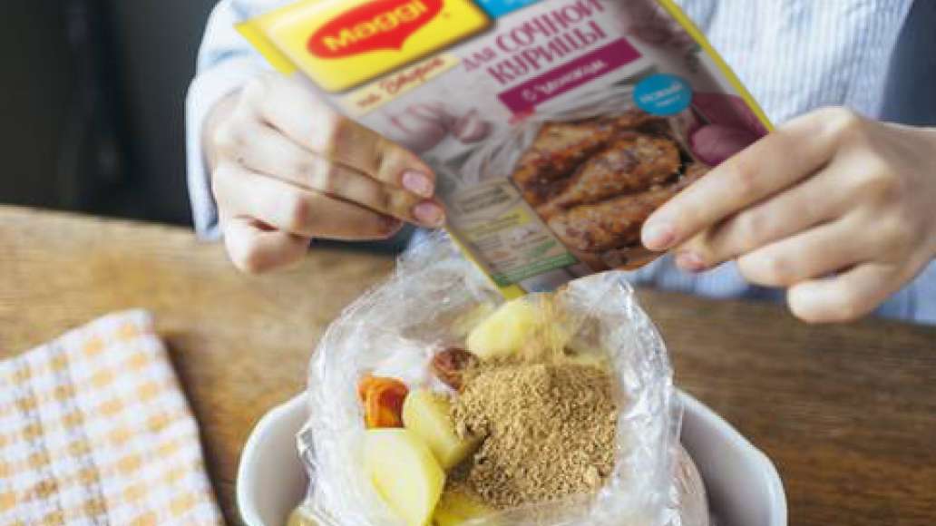 Положить куриные бедра, картофель и курагу в пакет для запекания, добавить содержимое нижней части упаковки. 


