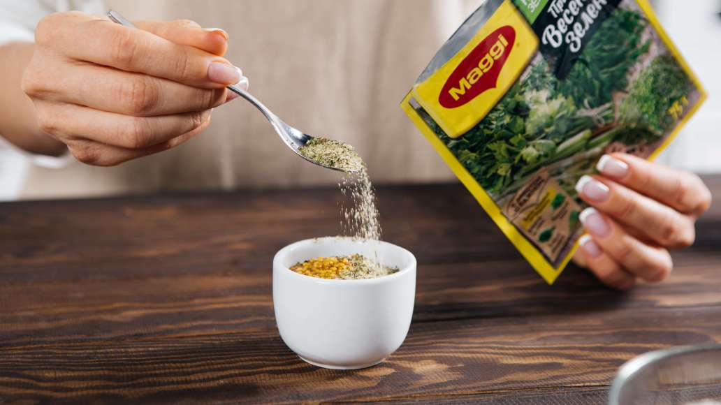 Отдельно в небольшой ёмкости смешать MAGGI® Приправа Весенняя зелень с горячей водой, оставить на три минуты. Затем добавить сметану с горчицей и тщательно перемешать.
Отдельно в небольшой ёмкости смешать MAGGI® Приправа Весенняя зелень с горячей водой, оставить на три минуты. Затем добавить сметану с горчицей и тщательно перемешать.
