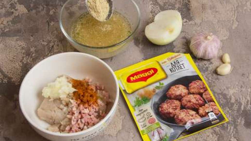 Содержимое пакетика MAGGI  НА ВТОРОЕ для котлет высыпать в теплую воду, размешать и дать настояться. Смешать фарш, яйцо, бекон, лук и MAGGI  НА ВТОРОЕ для котлет. Сформовать котлеты, запанировав  в сухарях.