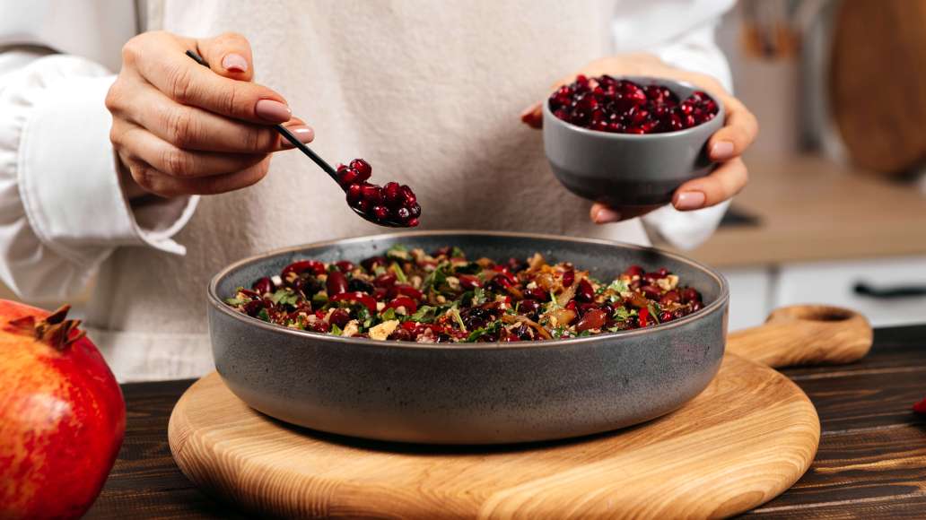 Тщательно перемешать, попробовать на вкус и по желанию добавить соль и душистый или чёрный молотый перец по вкусу. Разложить по тарелкам. Посыпать зёрнами граната и подавать. Тщательно перемешать, попробовать на вкус и по желанию добавить соль и душистый или чёрный молотый перец по вкусу. Разложить по тарелкам. Посыпать зёрнами граната и подавать.