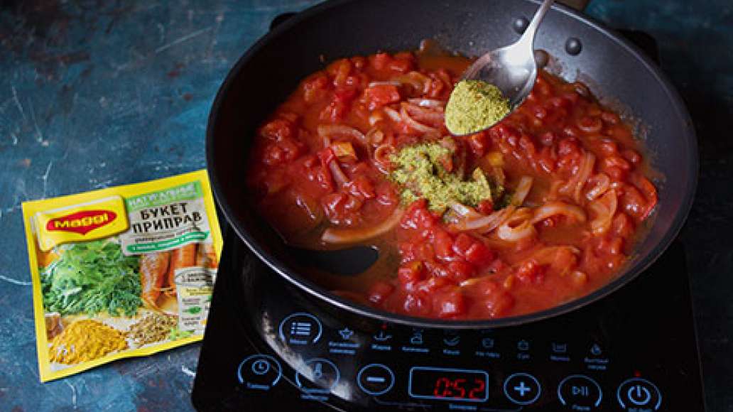 Отправить на сковороду к луку банку томатов, столовую ложку MAGGI® Приправа универсальная Букет приправ, соль и перец. Потушить 3-4 минуты. Отправить на сковороду к луку банку томатов, столовую ложку MAGGI® Приправа универсальная Букет приправ, соль и перец. Потушить 3-4 минуты.