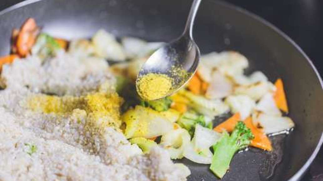 Добавить MAGGI® Приправа универсальная в горячие овощи и масло, добавить готовую ячку, перемешать, дать специям отдать свой аромат. Добавить MAGGI® Приправа универсальная в горячие овощи и масло, добавить готовую ячку, перемешать, дать специям отдать свой аромат.