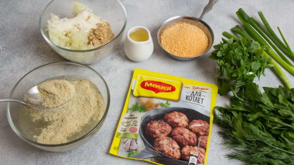 Геркулес запарить кипятком. Содержимое пакетика MAGGI  НА ВТОРОЕ для котлет высыпать в теплую воду размешать и дать настояться. Смешать геркулес, лук с манкой и MAGGI  НА ВТОРОЕ для котлет. Сформовать котлеты запанировав их в сухарях.