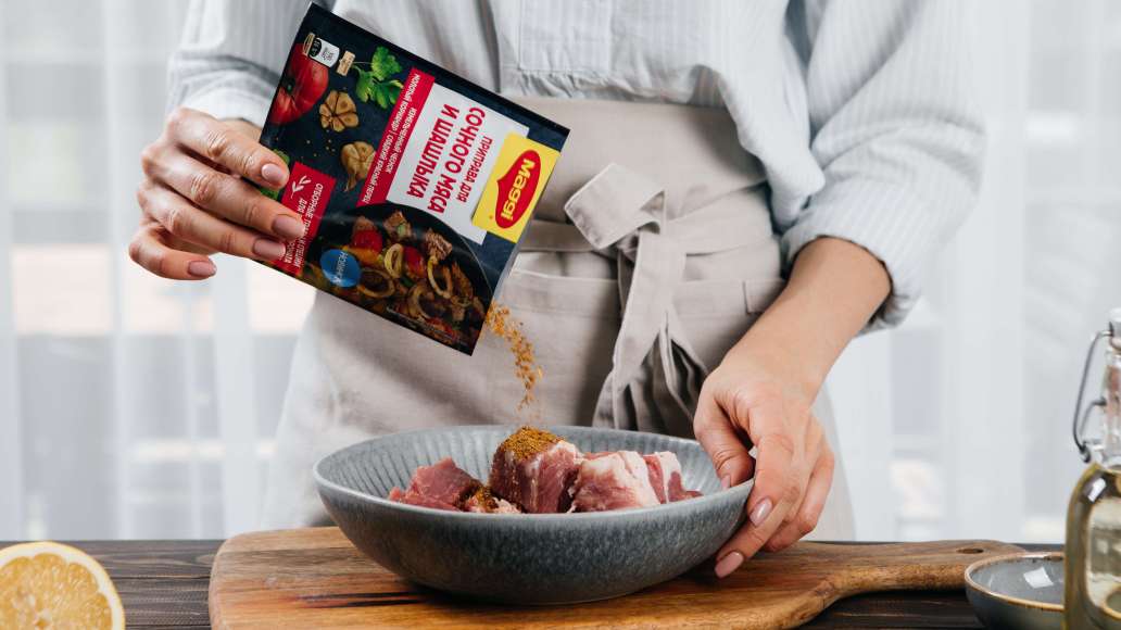 Добавить к мясу MAGGI® Приправу для сочного мяса и шашлыка, лук, растительное масло, сок лимона.