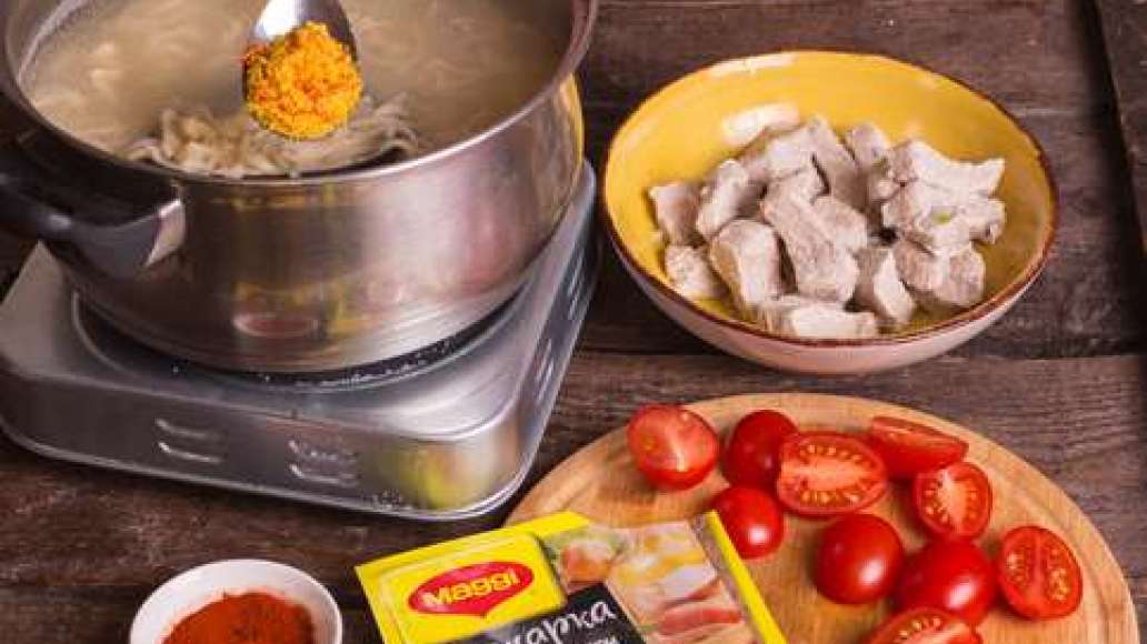 Добавить в суп мясо, чеснок, помидоры черри, копчёную паприку и MAGGI® Зажарка, варить до готовности. Добавить в суп мясо, чеснок, помидоры черри, копчёную паприку и MAGGI® Зажарка, варить до готовности.