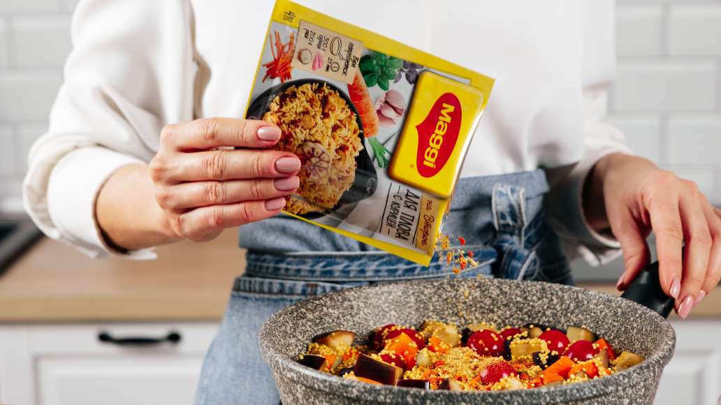 Добавить MAGGI® НА ВТОРОЕ для плова с курицей и воду. Перемешать. Готовить под крышкой 20 минут. Добавить MAGGI® НА ВТОРОЕ для плова с курицей и воду. Перемешать. Готовить под крышкой 20 минут.