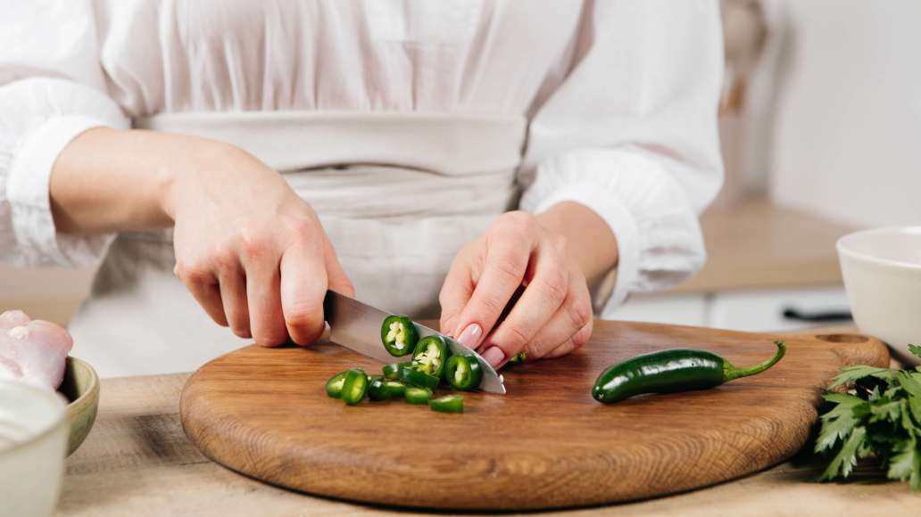 Нарезать лук полукольцами, болгарский перец средними кубиками. Перцы чили и халапеньо нарезать кружочками. При желании очистить от семян.
