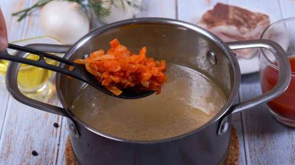 Очистите картофель и нарежьте соломкой или небольшими кусочками, нашинкуйте капусту. Когда курица приготовится, выньте её из воды и процедите бульон через сито. Поставьте бульон на огонь, добавьте в него картофель и варите 15-20 минут. Затем добавьте обжа Очистите картофель и нарежьте соломкой или небольшими кусочками, нашинкуйте капусту. Когда курица приготовится, выньте её из воды и процедите бульон через сито. Поставьте бульон на огонь, добавьте в него картофель и варите 15-20 минут. Затем добавьте обжа