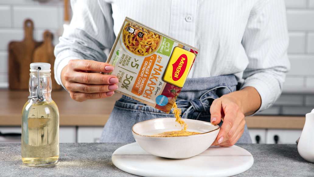 В отдельной емкости смешать MAGGI® На Второе для макарон с курицей в тыквенно-овощном соусе с водой и сливками. Добавить смесь к курице.