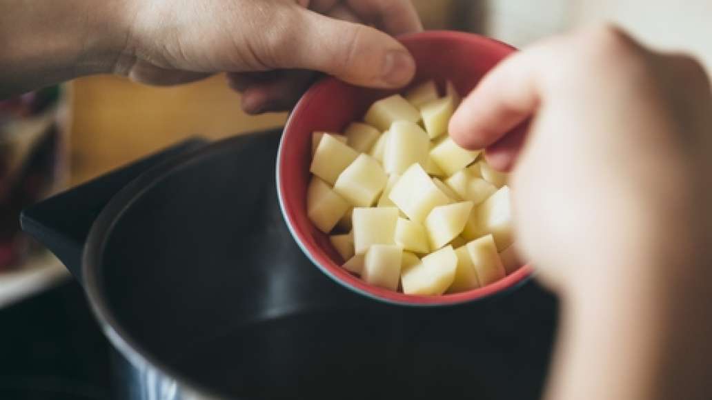 Бульон довести до кипения. Добавить нарезанный кубиком картофель, варить 15-20 минут. Бульон довести до кипения. Добавить нарезанный кубиком картофель, варить 15-20 минут.